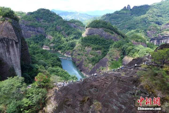 资料图为游客游览武夷山国家公园。 中新社记者 王东明 摄