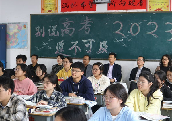 潜山市教育局到黄铺中学调研课堂教学工作 图1