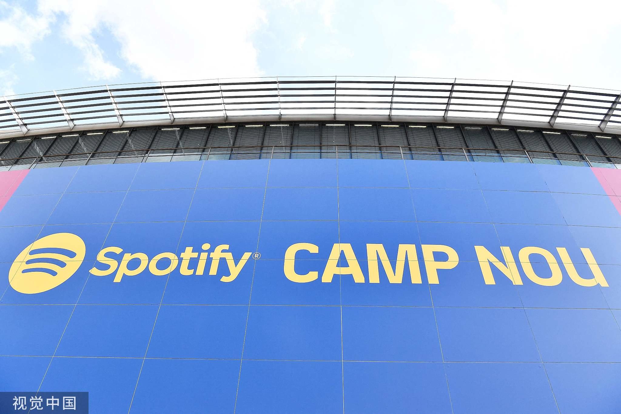 不仅仅是球衣,巴萨的主场诺坎普也被Spotify冠名