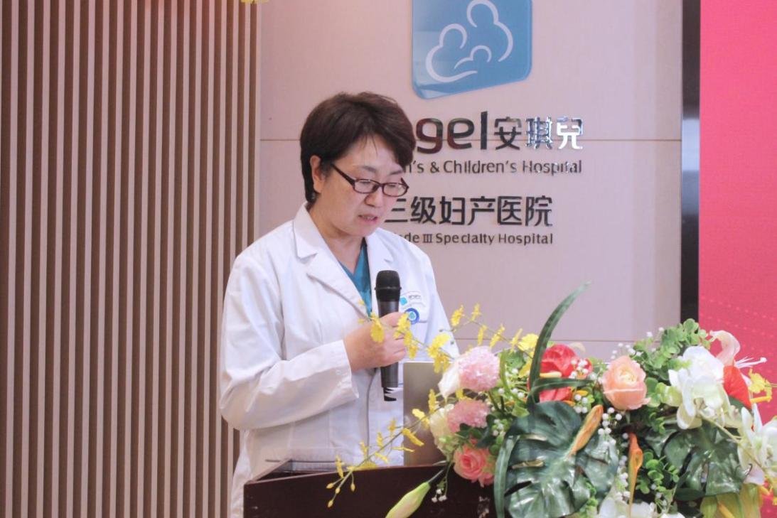 图说：西安安琪儿妇产医院副院长韩春玲女士出席仪式并讲话