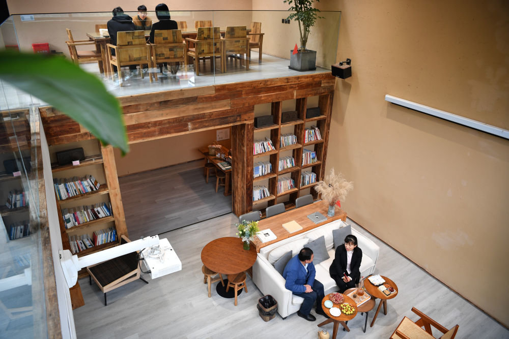 游客在秦岭北麓的西安市长安区抱龙村一家民宿的会客厅内休息(10月13