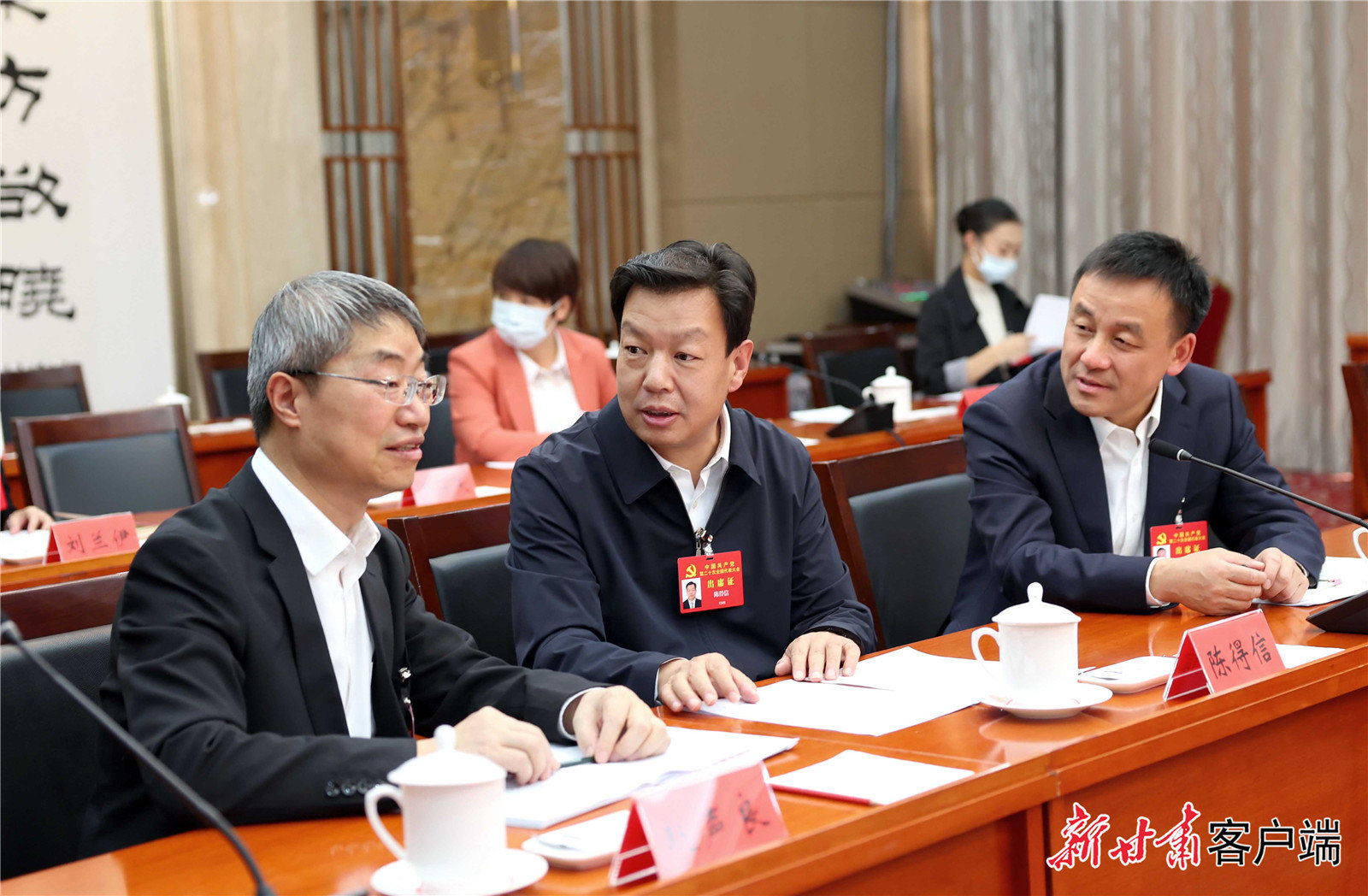 10月18日，出席党的二十大的甘肃省代表团的代表相互交流，认真讨论。新甘肃·甘肃日报记者 高 樯