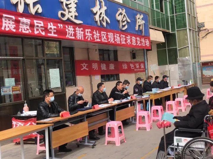 ▲市住建局为社区居民代表现场答复解决居住小区信访问题