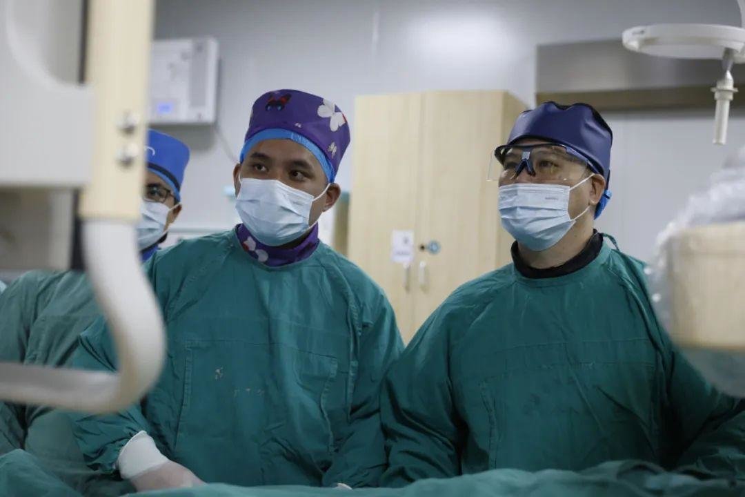 李滨（左二）与省二院心内科主任郭进建主任医师一起为病人手术。