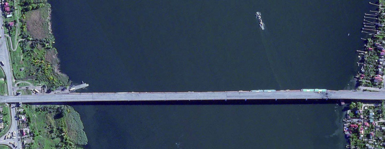 俄罗斯完成跨越第聂伯河的浮桥建造的卫星图