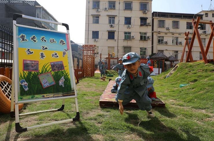 近日,江西省彭泽县中心幼儿园开展重走长征路系列活动,小小红军踏