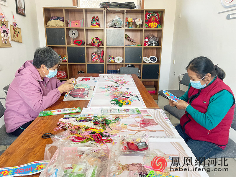 东土门村新时代文明实践站的手工编织室里,前来进行手工制作的村民络绎不绝