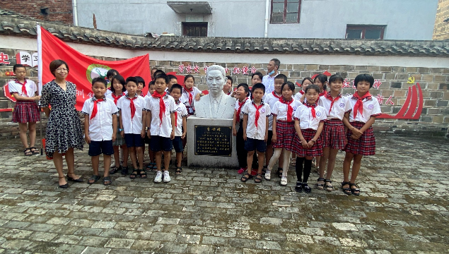 进贤县温圳镇中心学校开展"向国旗敬礼"主题教育活动