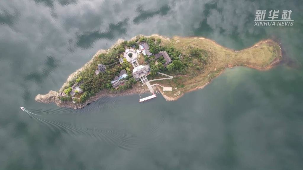 安康市汉滨区境内的汉江瀛湖景色(无人机照片 新华社记者邵瑞 摄)
