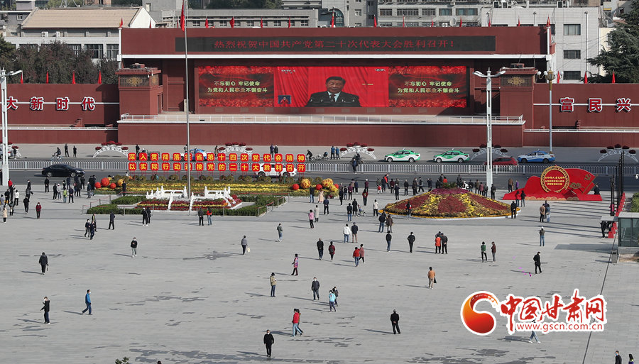 10月16日上午，兰州市东方红广场，许多市民驻足路边，通过大屏幕收看中国共产党第二十次全国代表大会盛况。任磊 摄