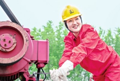 江汉采油厂新沟采油管理区新一站党支部书记艾晓慧代表。