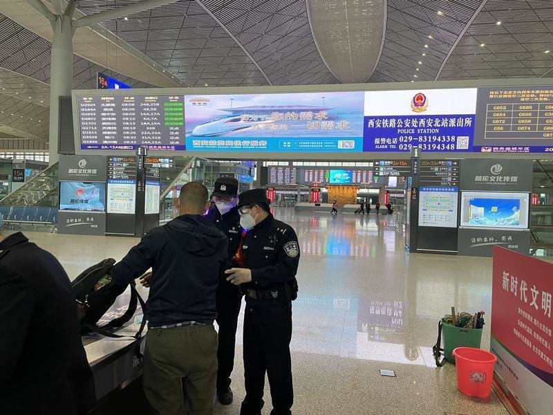 大厅电子屏醒目处“报警指示牌”。