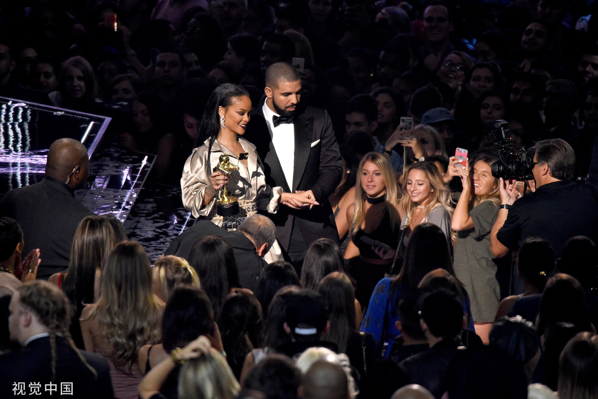 德雷克和蕾哈娜共同出席2016年MTV颁奖典礼