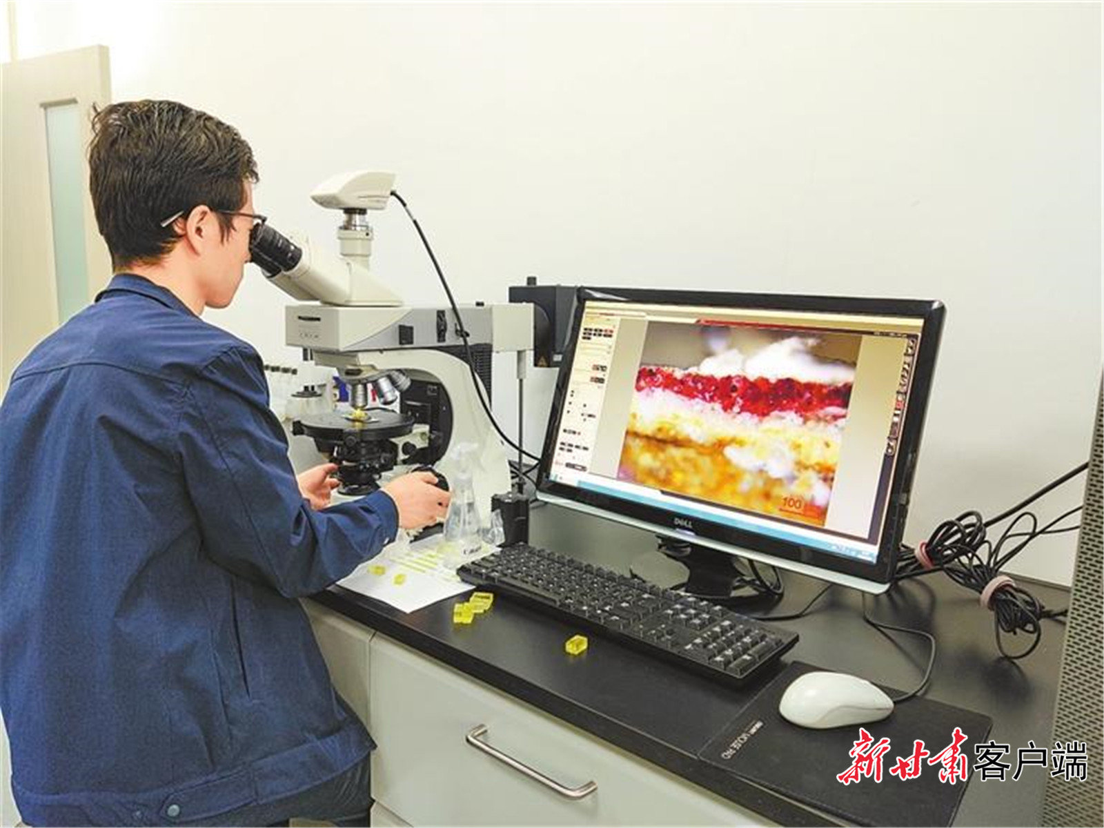 敦煌研究院工作人员进行偏光显微镜壁画剖面分析研究 新甘肃·甘肃日报记者 董文龙