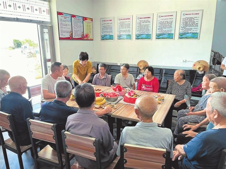 仙女湖区观巢镇杨家村颐养之家老人正在用餐。