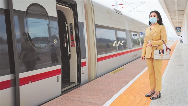 卢逾红准备登上前往广州的列车。 本报记者 焦俊杰摄