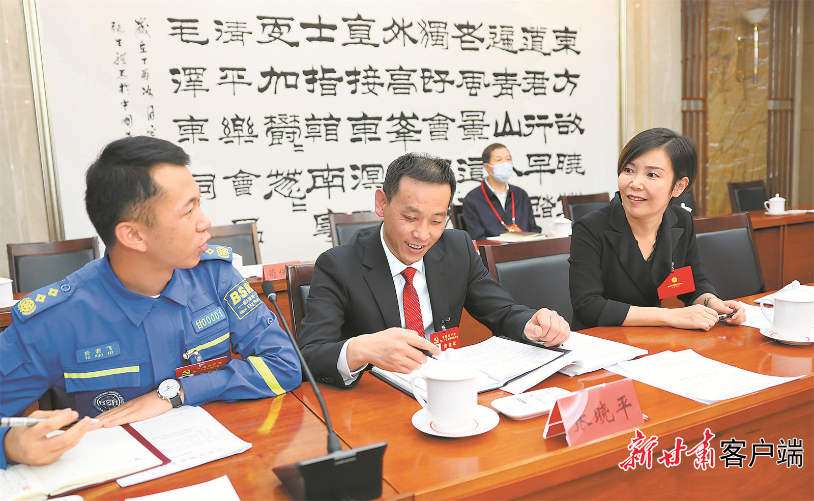 10月17日，甘肃省代表团代表相互交流，认真履职。新甘肃·甘肃日报记者 高樯