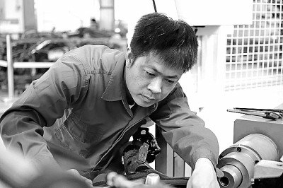 工作在一线的郑志明代表。蒙胜华摄/光明图片