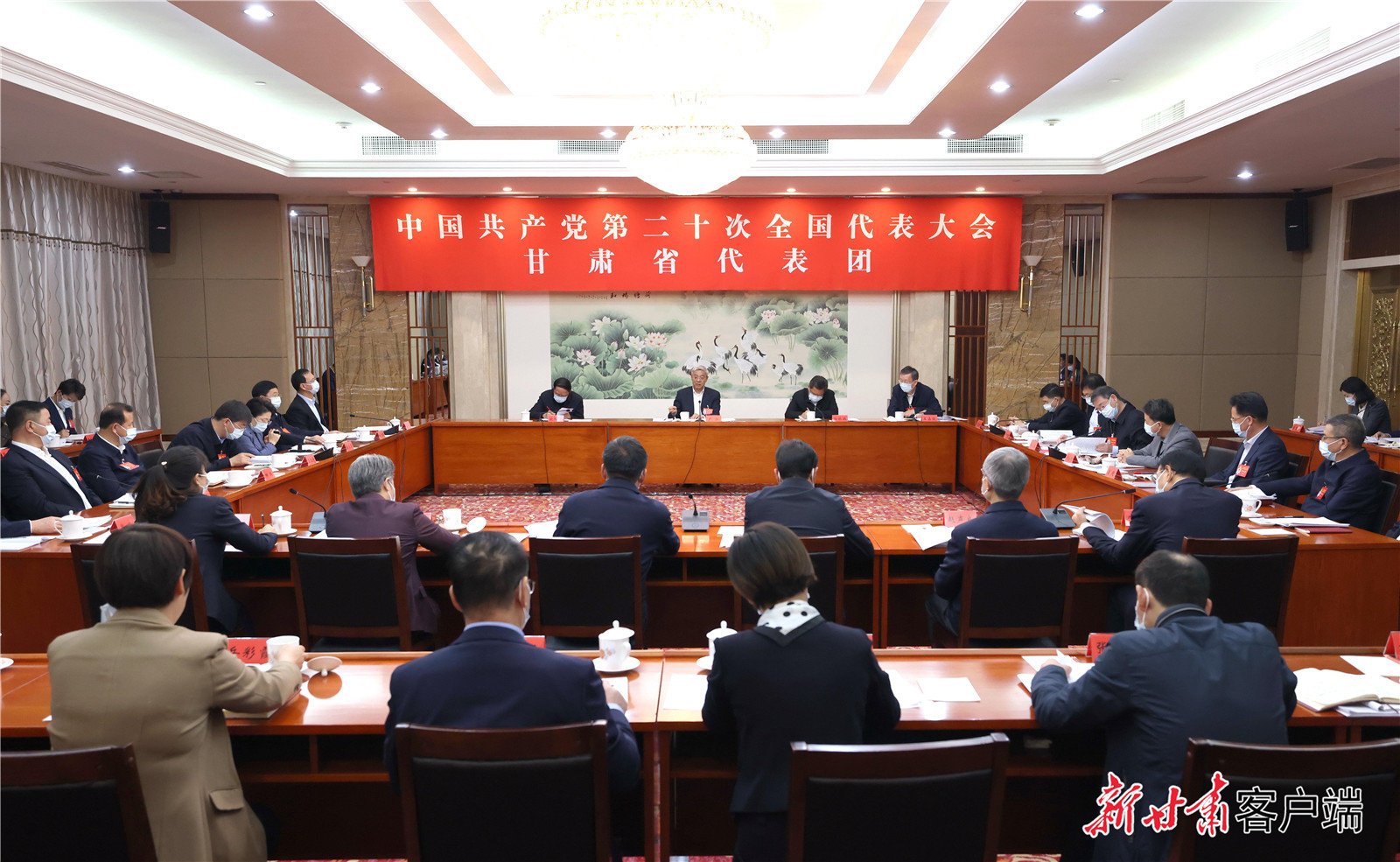 10月18日，甘肃省代表团在驻地继续讨论党的二十大报告，认真讨论中央纪委工作报告和党章修正案。新甘肃·甘肃日报记者 高樯
