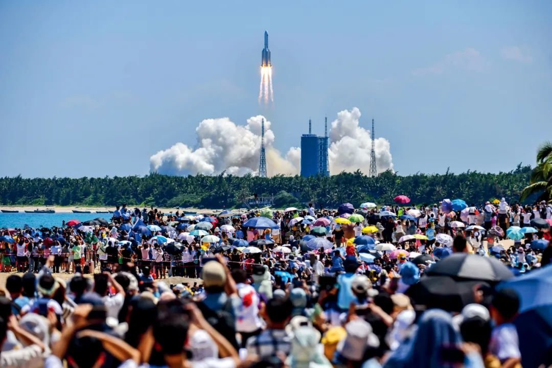 7月24日14时22分,搭载问天实验舱的长征五号B遥三运载火箭,在中国文昌航天发射场准时点火发射,约495秒后,问天实验舱与火箭成功分离并进入预定轨道,发射取得圆满成功。摄影/本刊记者 骆云飞