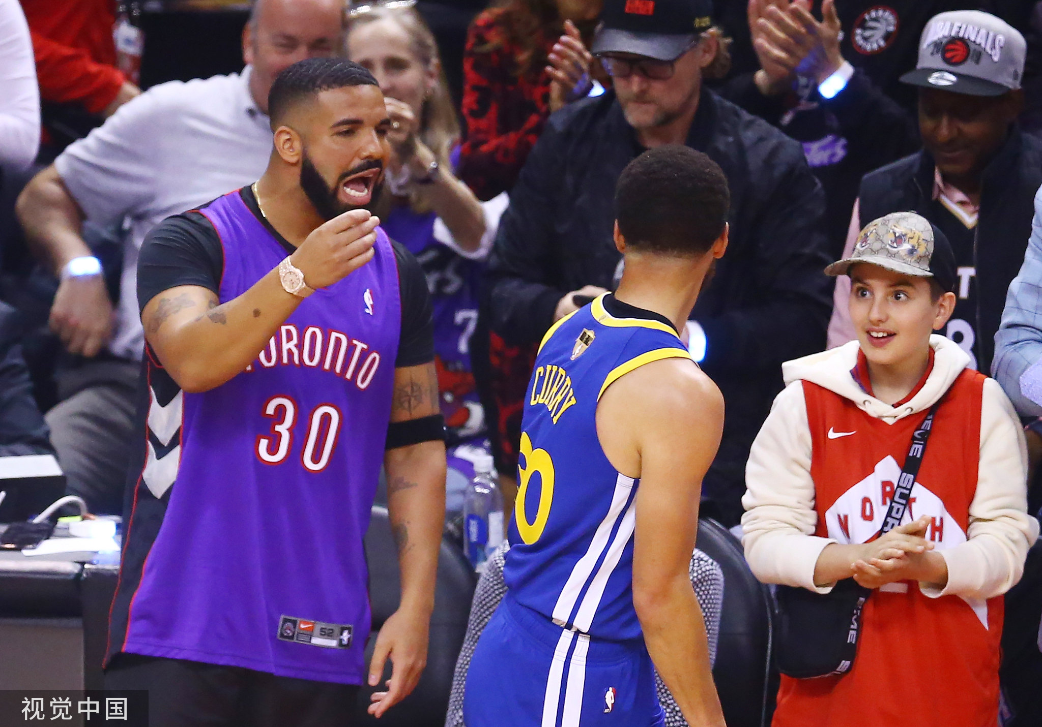 2019年NBA总决赛，在场边观战的德雷克与库里对喷垃圾话