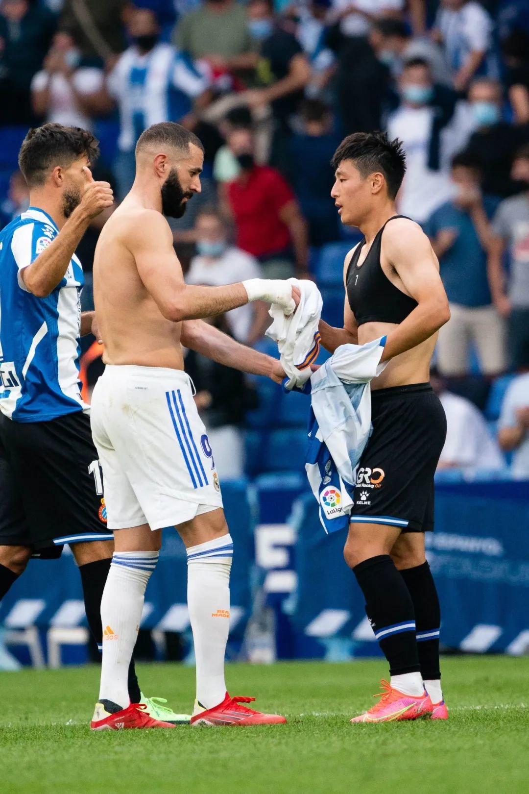 ▲2021年10月3日，西班牙人队球员武磊（右）与皇家马德里队球员本泽马在比赛后交换球衣 图/新华社