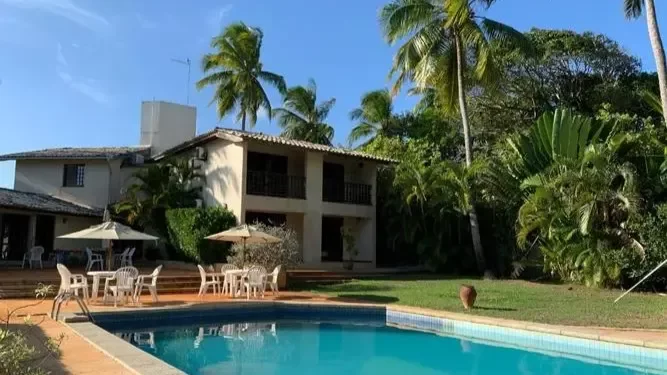 巴西萨尔瓦多是海滨旅游胜地，开放式度假屋让你零距离欣赏自然风光