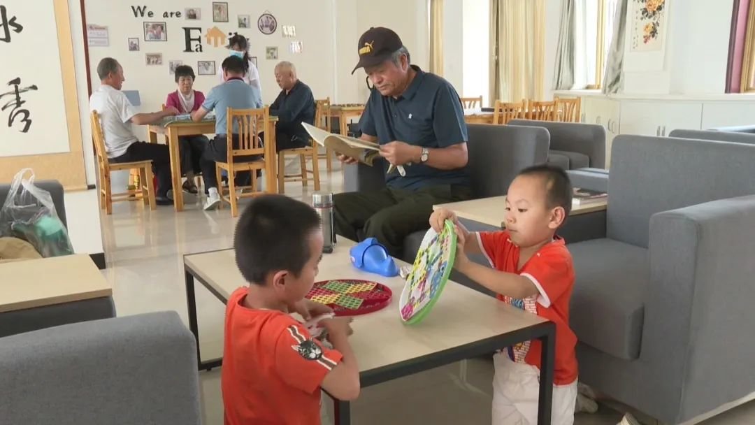 ▲高台县城关镇联系党员干部入户走访详细记录“小城关事”网格日志