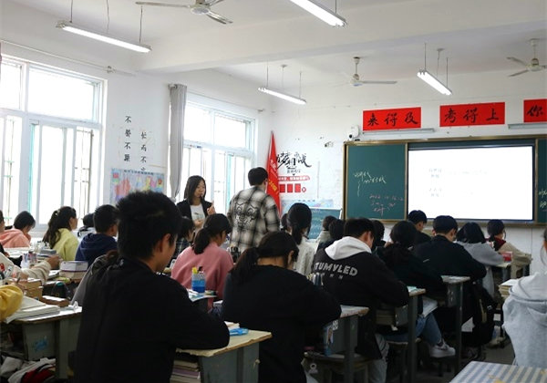 潜山市教育局到黄铺中学调研课堂教学工作 图2