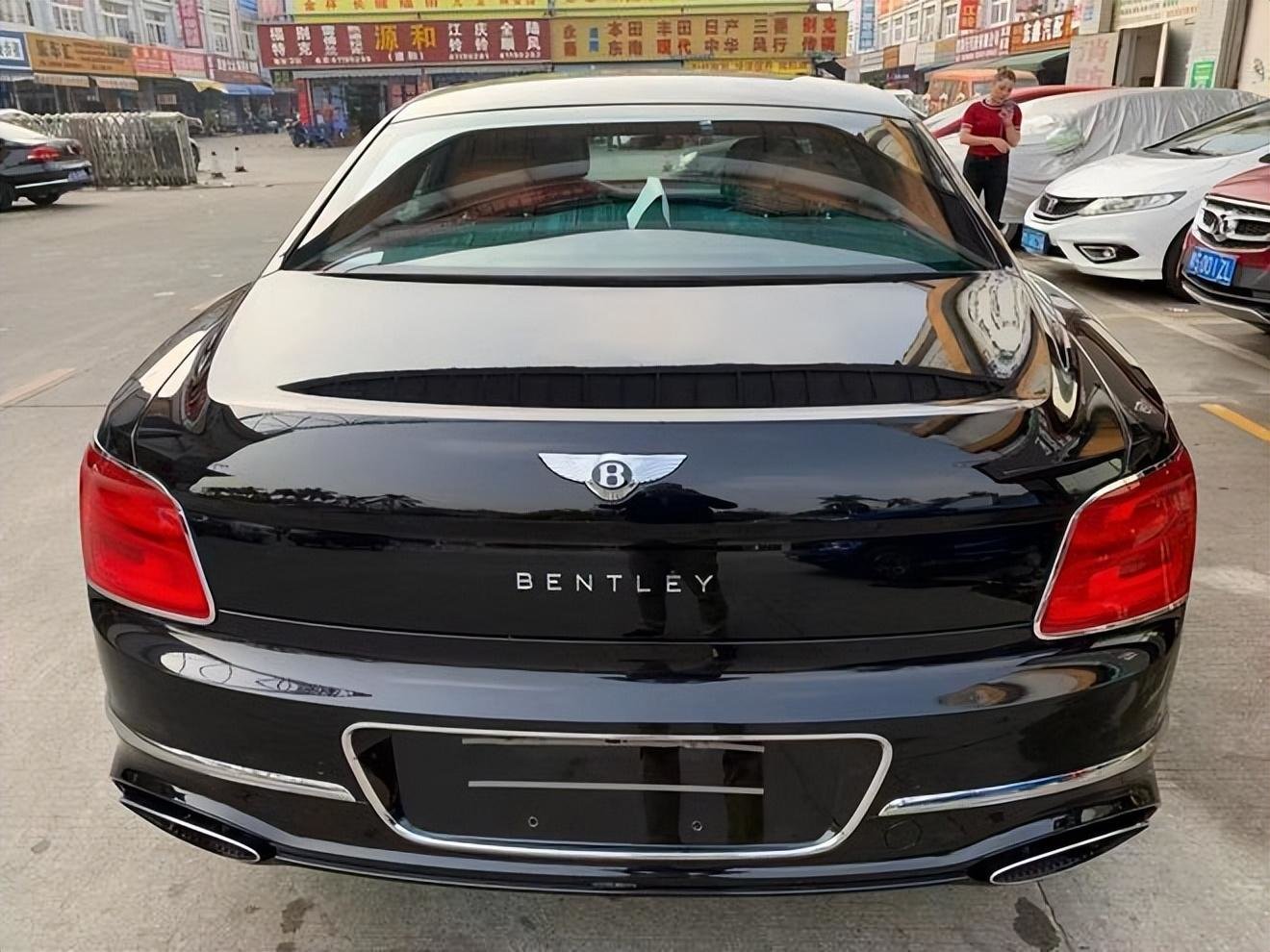 2022款宾利飞驰车尾造型方面,该车采用了很有力量感的尾部造型设计