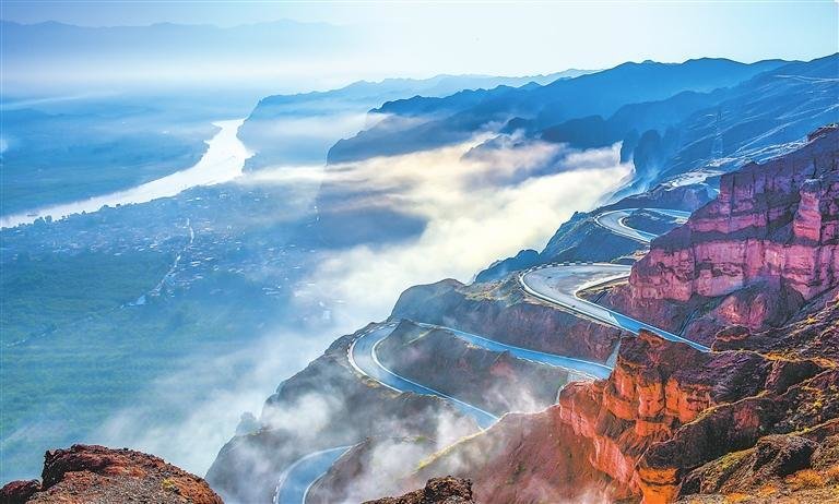 黄河从景泰县龙湾村石林景区蜿蜒流过 寇明灿