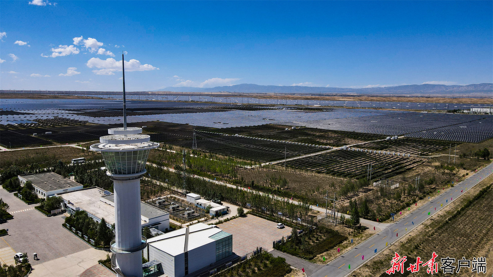 青海省海南州共和县塔拉滩光伏园区 青海日报记者 张鹏