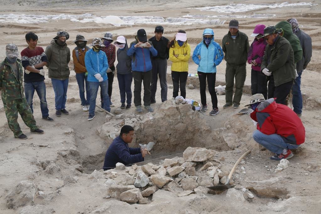 陈国科在位于甘肃省酒泉市的马鬃山径保尔草场玉矿遗址为实习学生进行现场讲解 （受访者供图）
