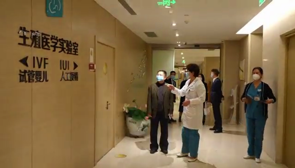 图说：西安安琪儿妇产医院副院长韩春玲等院领导陪同陕西妇女儿童基金会刘克辉秘书长一行参观西安安琪儿妇产医院