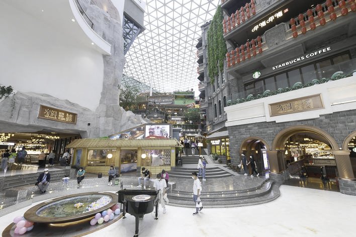 室内山丘景观小镇“这有山”，获评第一批国家级夜间文化和旅游消费集聚区。