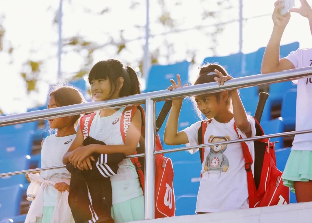 在郑州，野象网球俱乐部的队员正在参加另一场青少年比赛，参赛的孩子中最小的只有8岁（缓山 摄）
