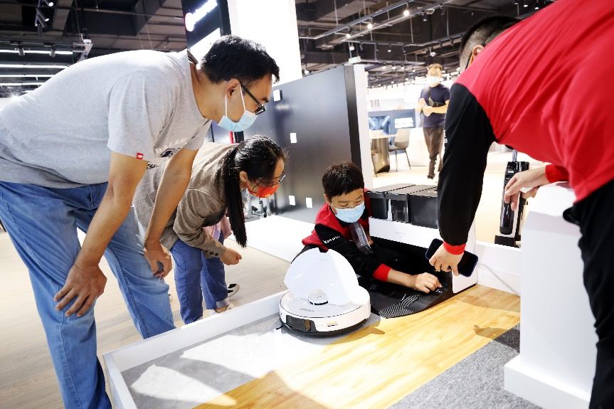 消费者在石家庄MALL现场体验最新的3C潮电商品