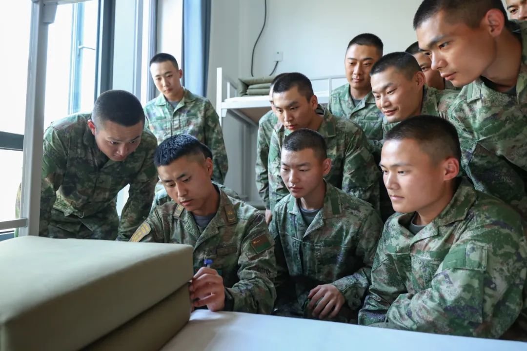 ▲白浩然教授新兵们整理内务的要领