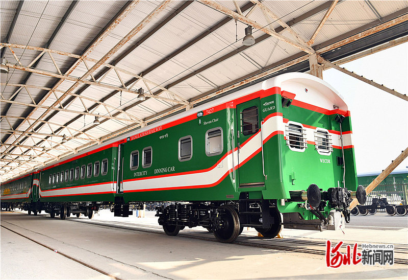 这是在唐山下线的我国首次出口孟加拉国100辆时速120公里宽轨客车的首批车辆。河北日报通讯员张洋摄