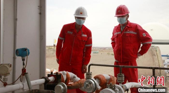 检查人员在CCUS试注工程现场检查。　新疆油田准东采油厂供图