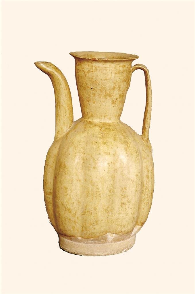 民窑黄釉瓜棱执壶