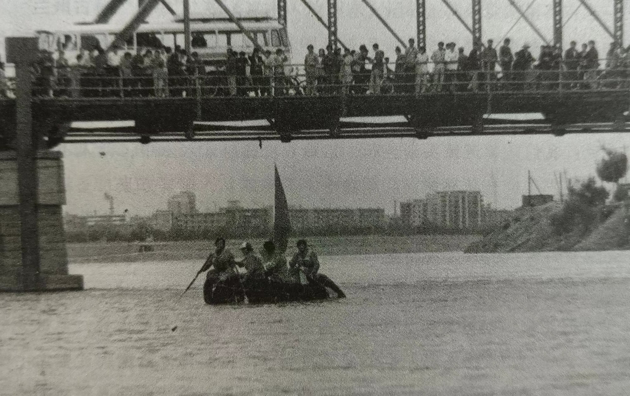 1987年夏，马鞍山黄河漂流队抵达兰州，金城百姓在中山桥上迎接。引自《生命的横渡：“87”钢城青年黄河漂流 探险大纪实》