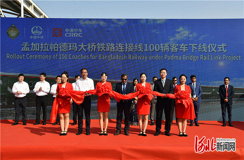 这是孟加拉帕德玛大桥铁路连接线100辆客车下线仪式现场。河北日报通讯员张洋摄