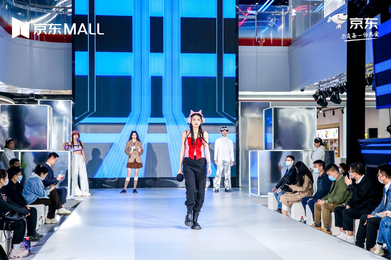 发布会现场,潮感十足的T台走秀展示3C潮电产品