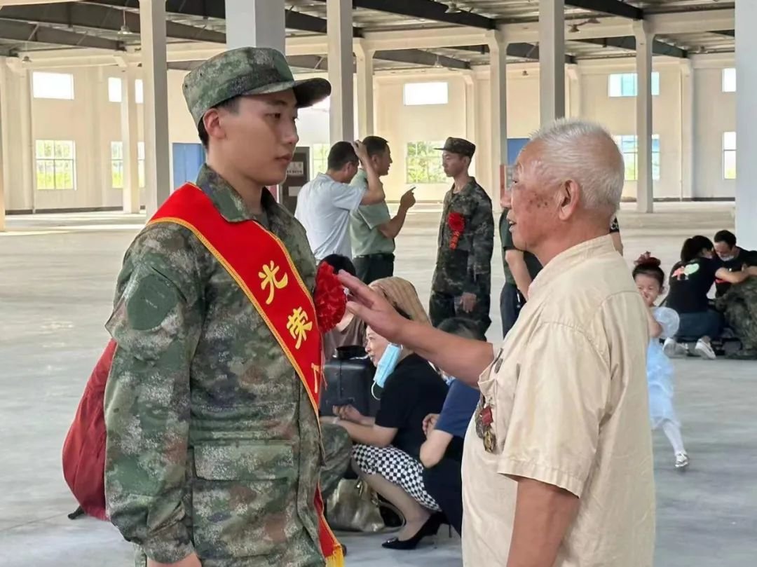 ▲爷爷武世奇(右)给武子杰(左)临别嘱托