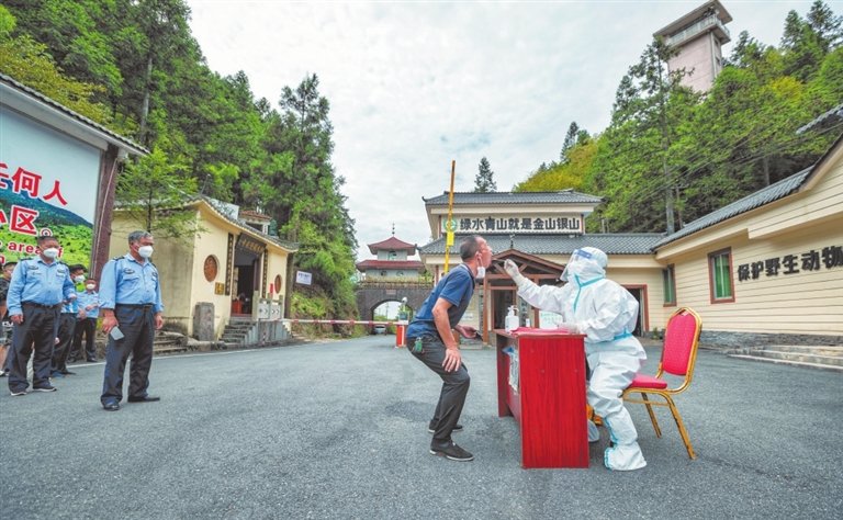 除了给村民诊疗治病，刘勇还积极参与当地疫情防控工作。