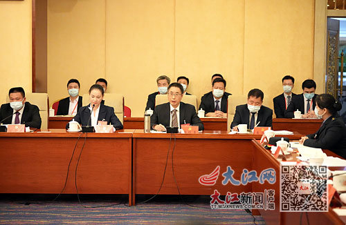江西省代表团全体会议上，代表们积极发言讨论。