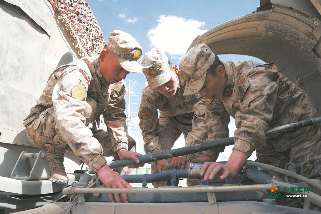 西宁联勤保障中心汽车运输某团一营一连执行任务前,连长孟凡龙(左一)