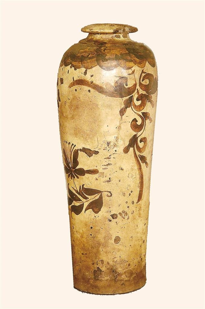 民窑白釉牡丹纹梅瓶