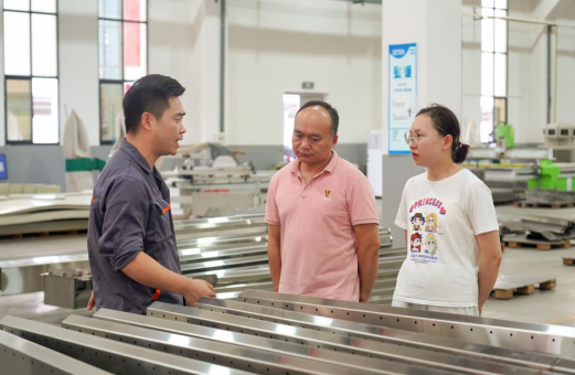 艾特传质员工在车间与安源镇工作人员交流